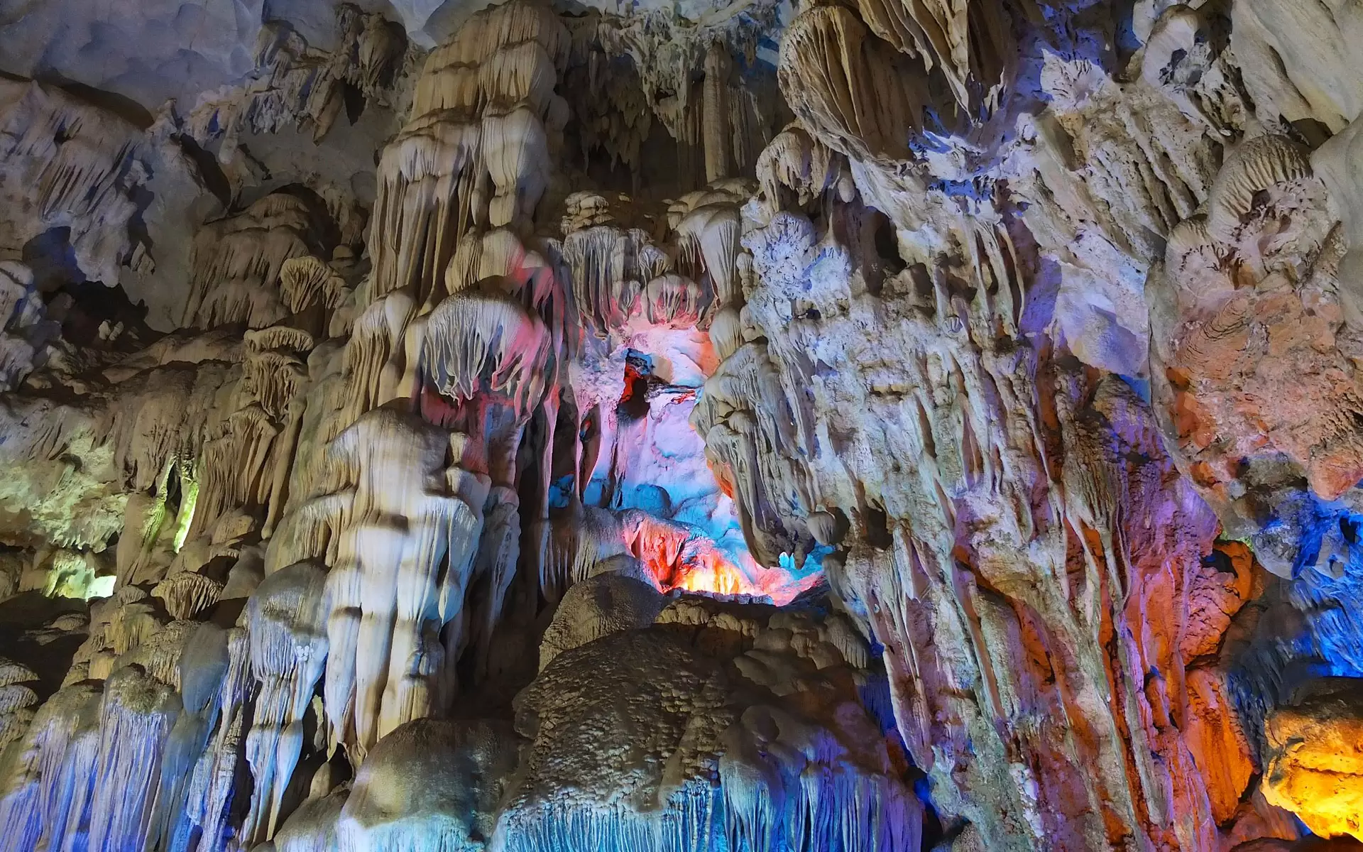 Thien Cung Cave - Amanda Cruises Halong Bay