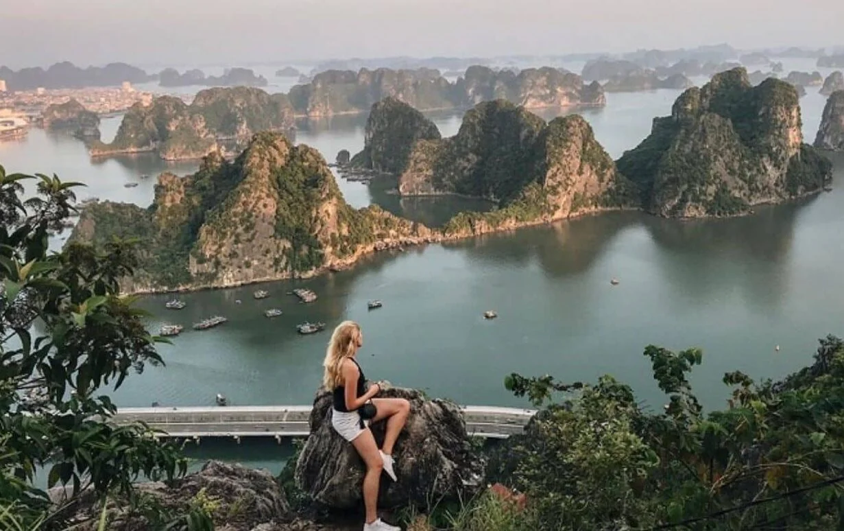 Read more about the article Admiring Ha Long Bay from the top of Bai Tho Mountain