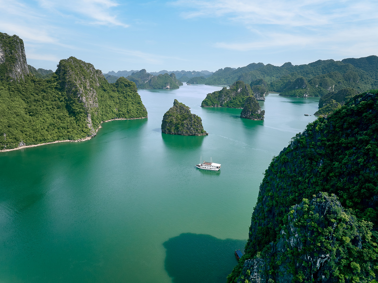 You are currently viewing Halong Bay in Summer: Weather, Activities and Useful Travel Tips
